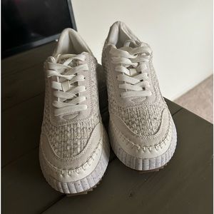 Universal thread sneakers
